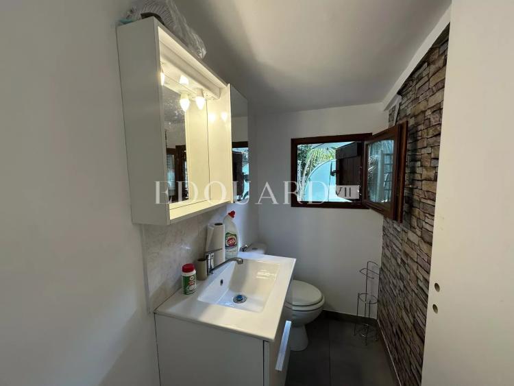Sur la commune de Castellar, charmante maisonnette avec 6 parkings, exclusivité
