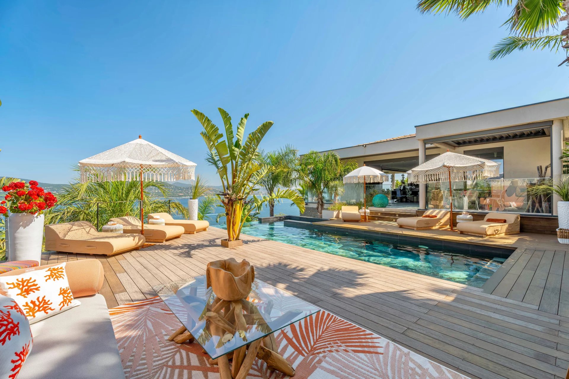 Villa contemporaine avec vue mer panoramique proche de Saint-Tropez