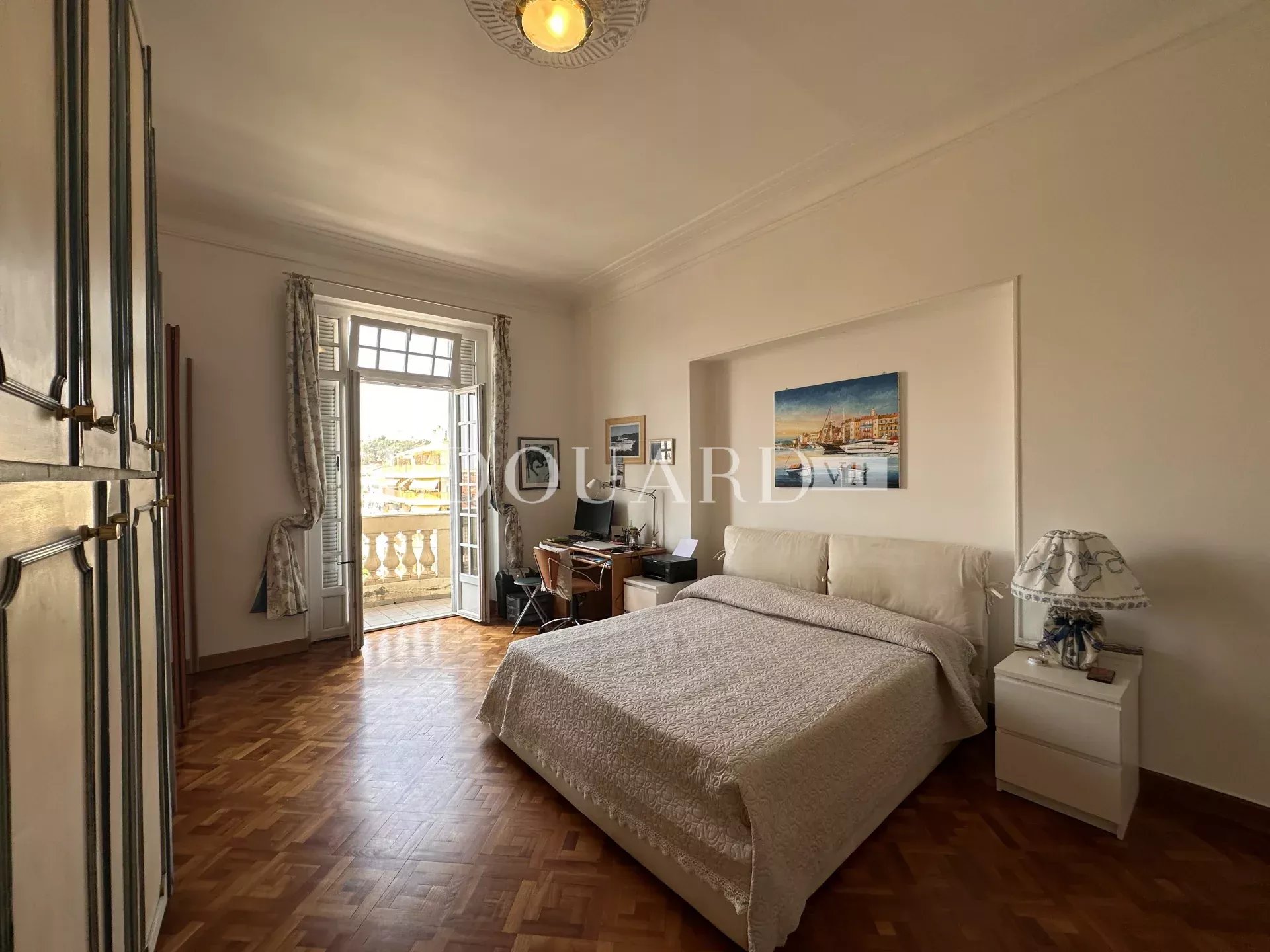 Vaste trois pièces à vendre avec belle vue sur la ville jusqu’à la mer, en plein centre de Menton
