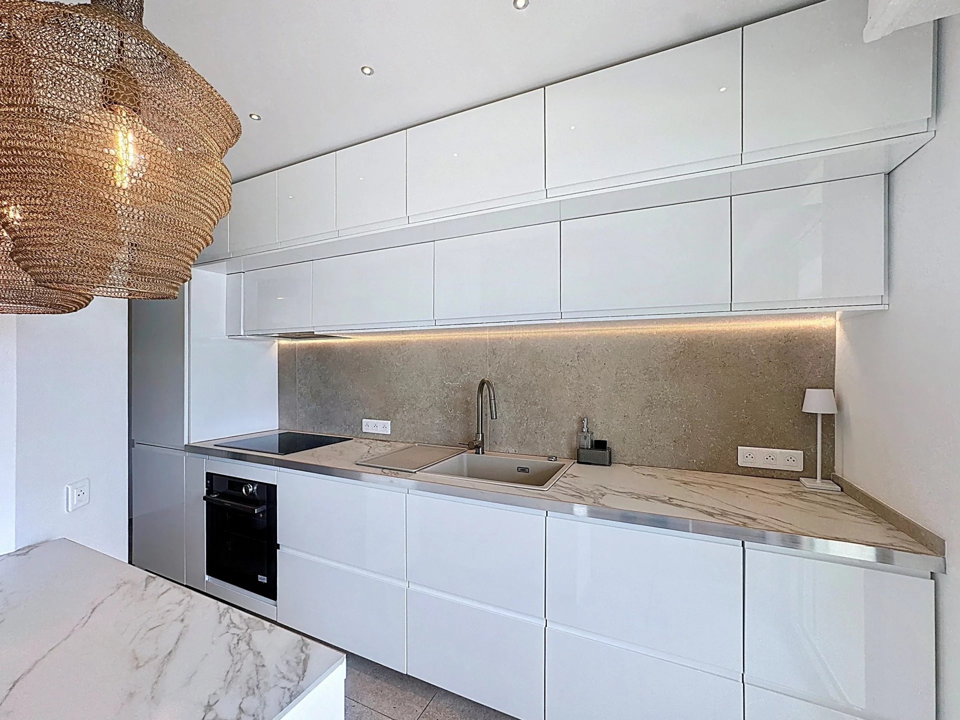 SAINT-TROPEZ — PIEDS DANS L’EAU VUE MER 3 CHAMBRES