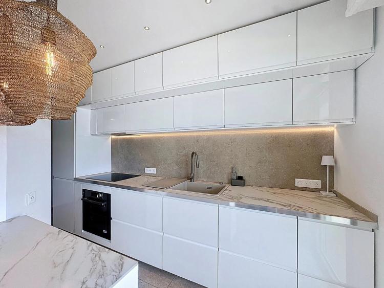 SAINT-TROPEZ — PIEDS DANS L’EAU VUE MER 3 CHAMBRES