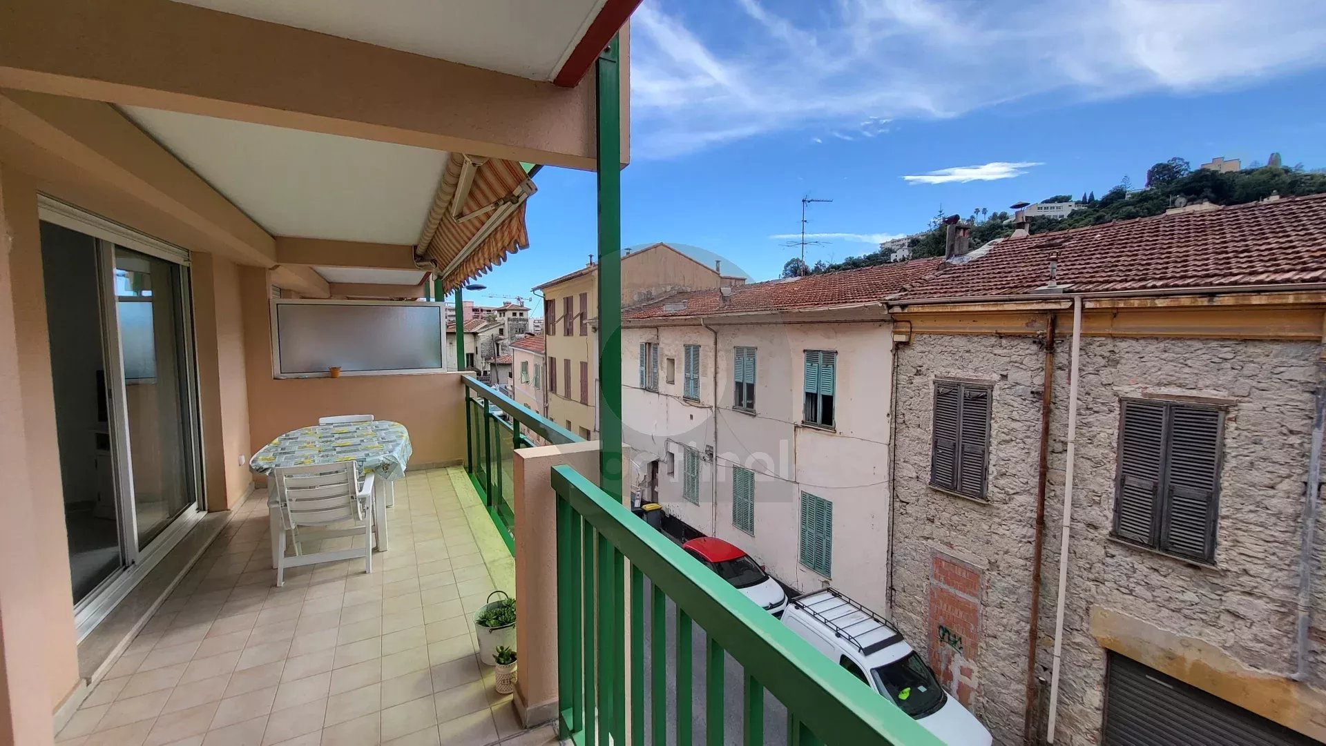 Menton Bas-Borrigo  -  grand 2 Pièces avec terrasse, garage et cave.