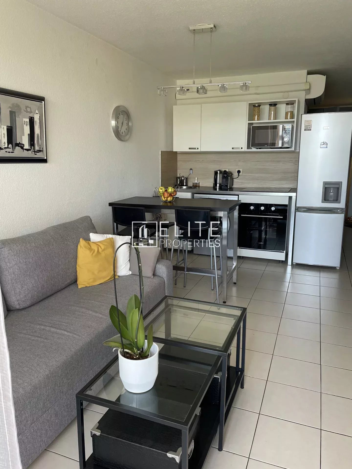 APPARTEMENT 2 PIÈCES DE 36 m² – VUE MER PANORAMIQUE – PISCINE & PARKING – THEOULE-SUR-MER