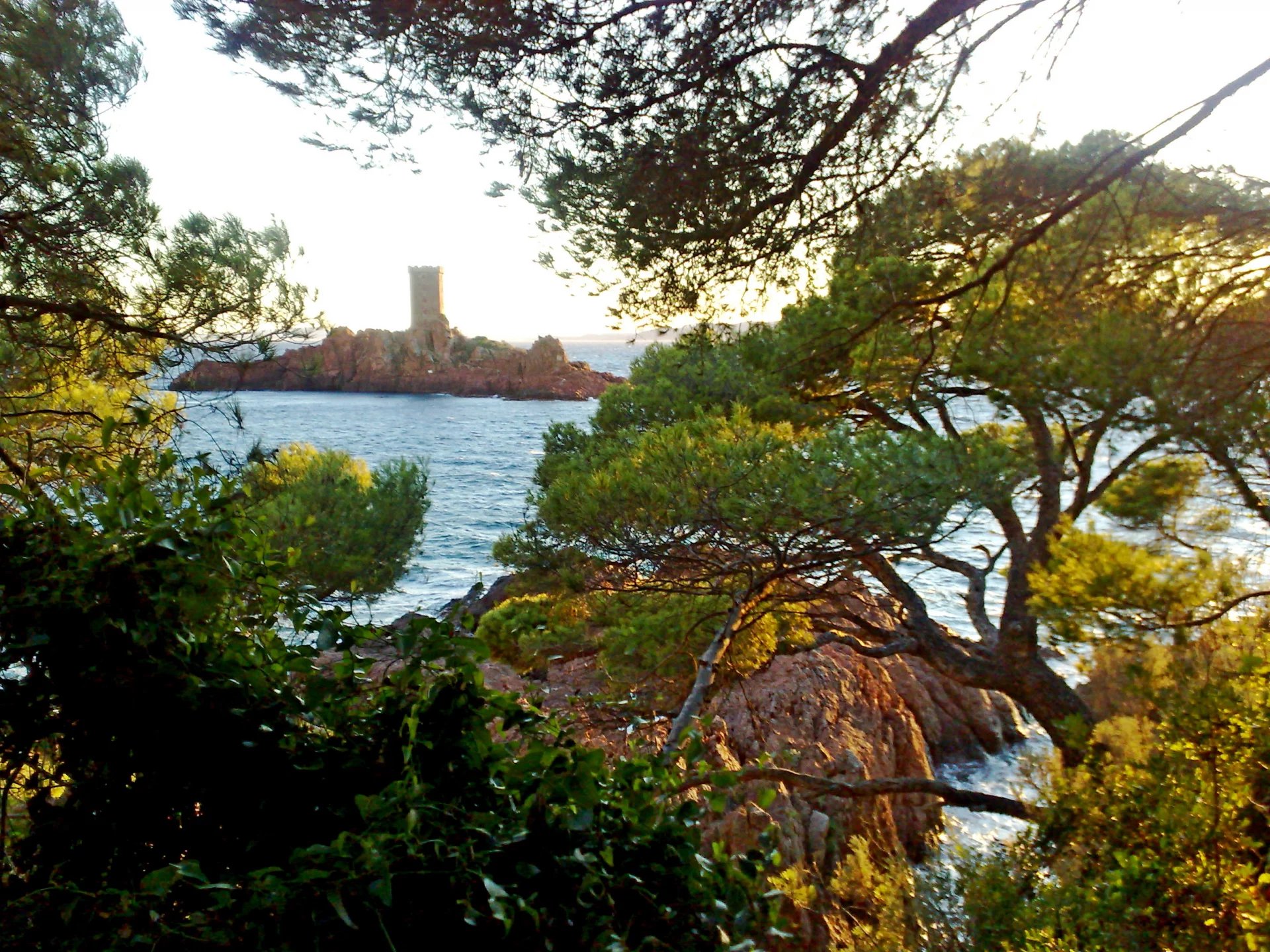 ACHAT SAINT RAPHAEL LE DRAMONT: confortable appartement trois pièces en rez-de-jardin cloturé. Commerces, plage et commodités à pieds