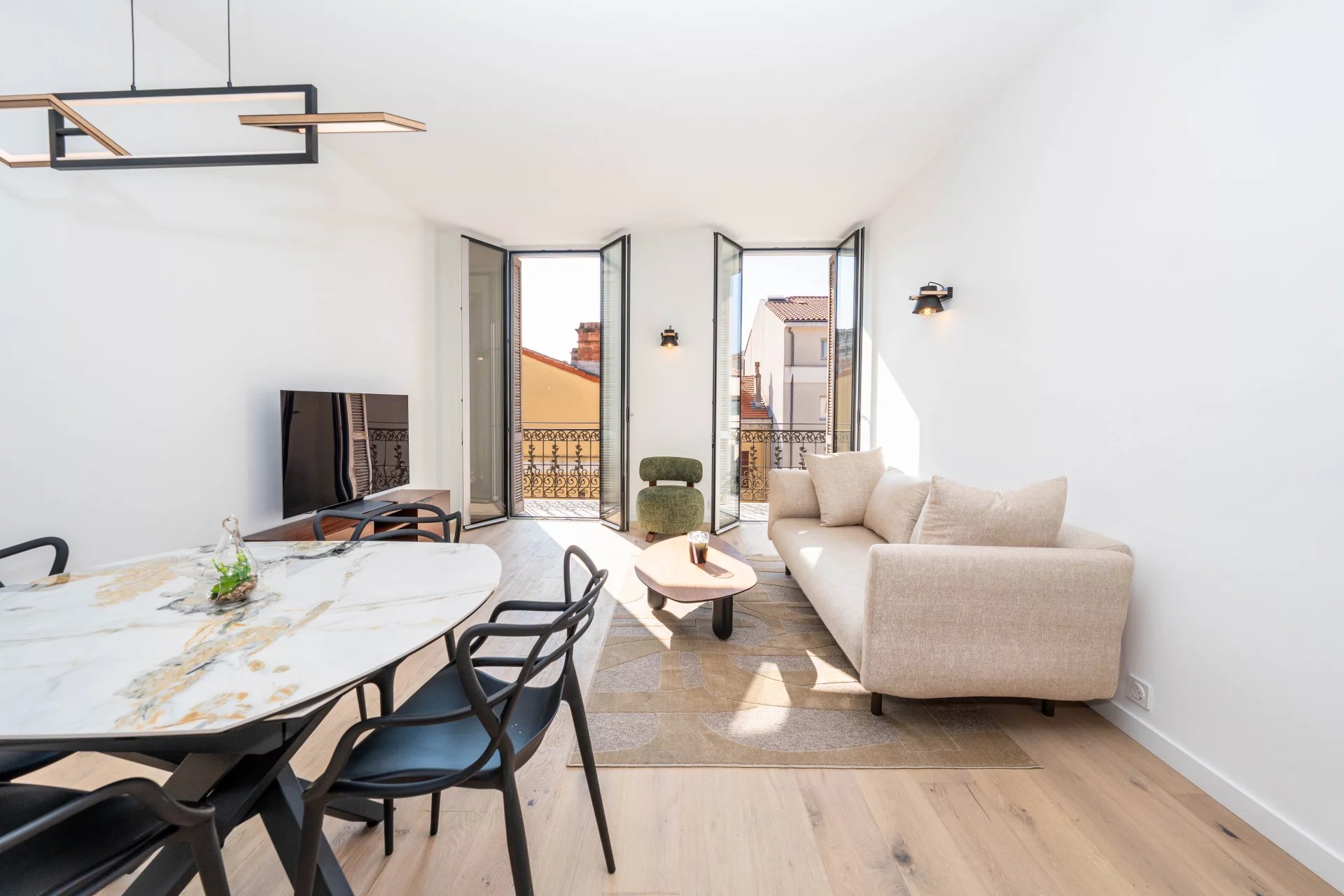 CANNES RUE HOCHE - 4P - DERNIER ETAGE - BALCON - RENOVATION HAUT DE GAMME