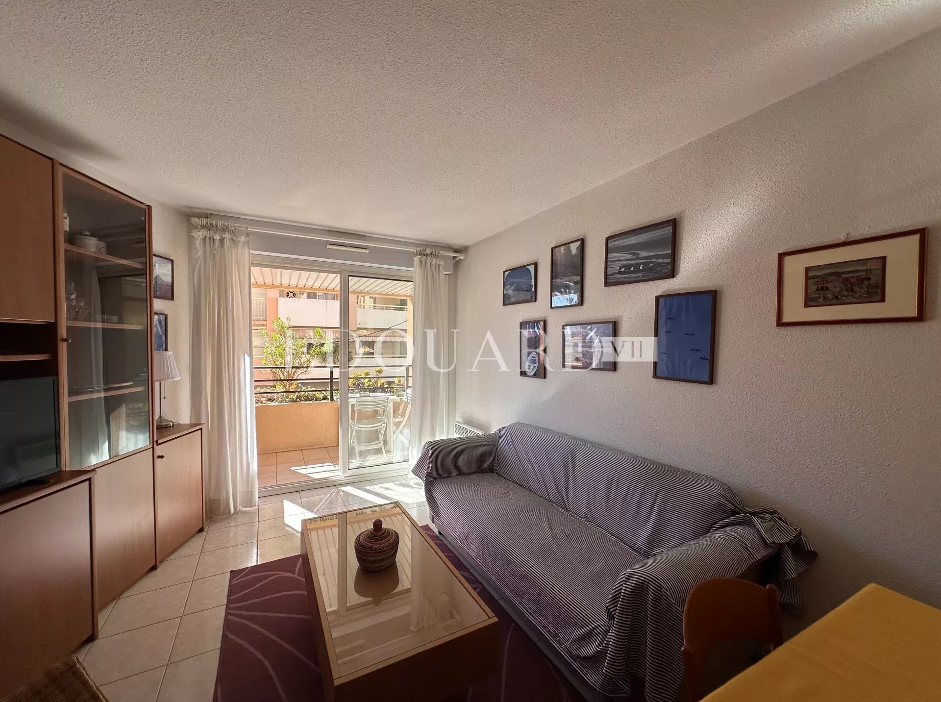 En exclusivité beau deux pièces en parfait état avec spacieux balcon, jolie échappée mer et garage