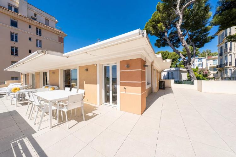 SUPERBE PENTHOUSE VUE MER PANORAMIQUE AVEC TRIPLE GARAGE CANNES CENTRE