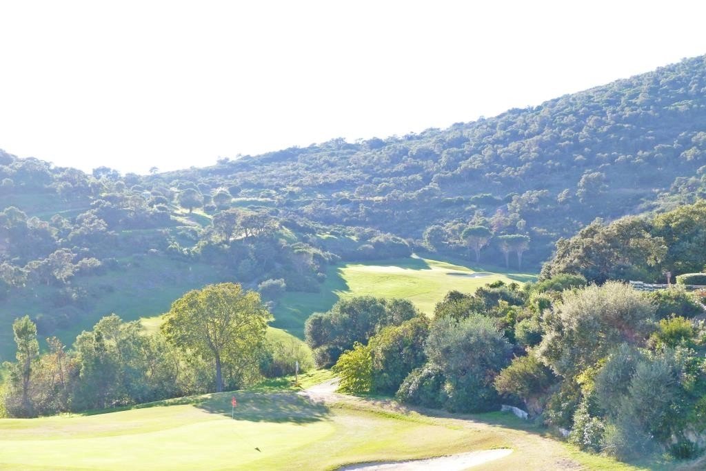 AGAY CAP ESTEREL 2 PIECES DERNIER ETAGE VUE GOLF. PARKING PRIVE