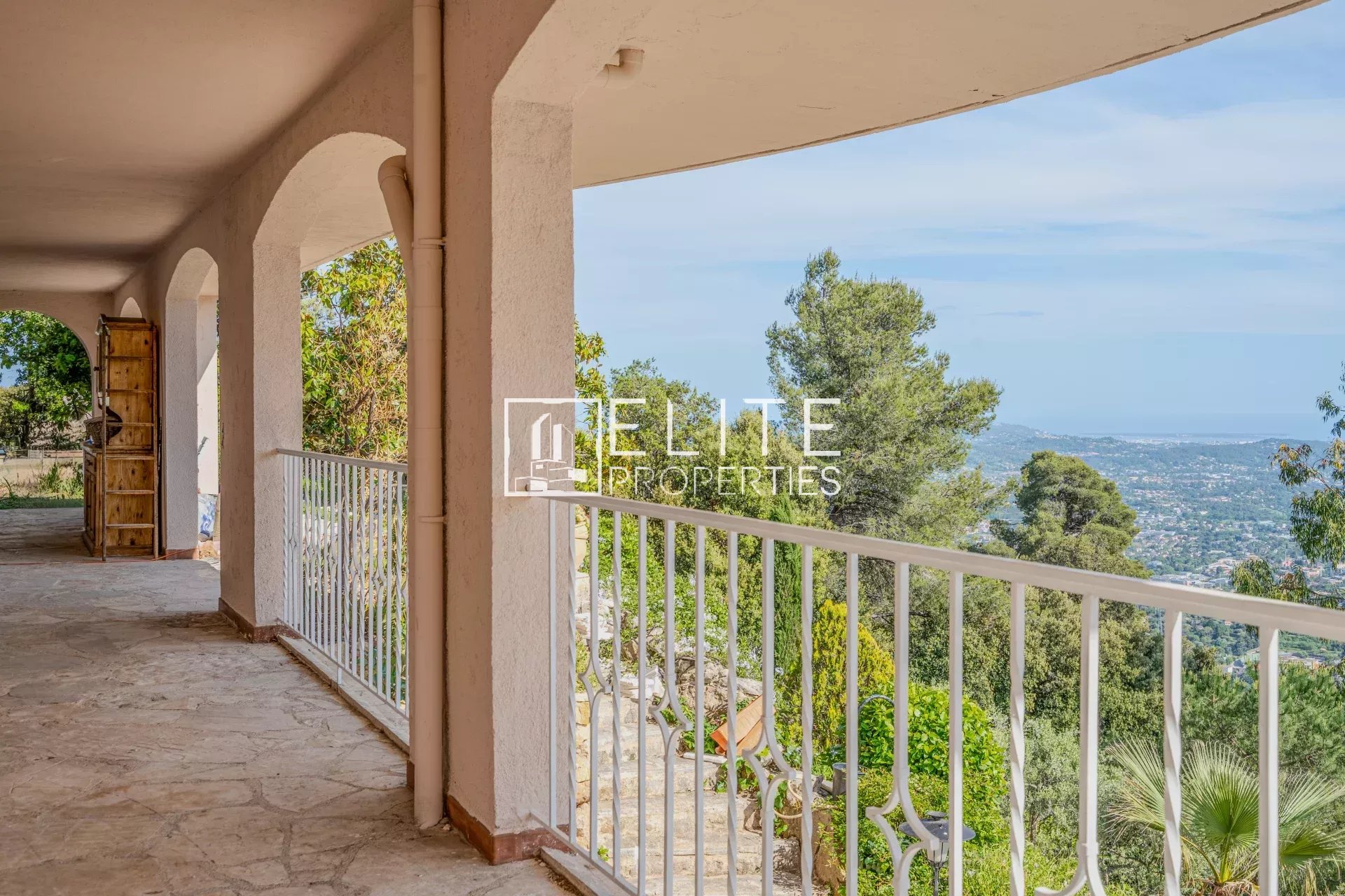 GRASSE - VILLA 221m2 6 pièces