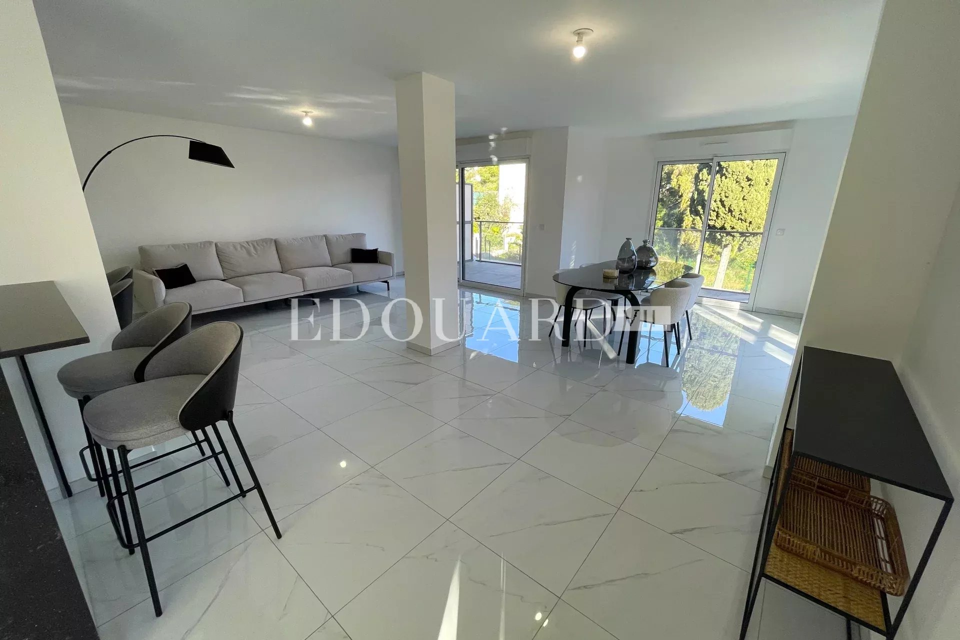 Dans un immeuble neuf, à vendre vaste trois pièces avec belle vue dégagée, terrasse et jardin