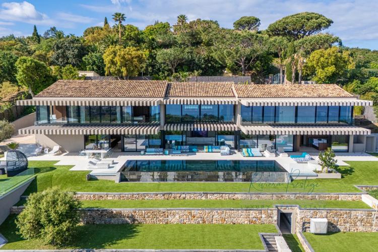 Villa contemporaine avec vue panoramique sur le Golfe de Saint-Tropez – Gassin