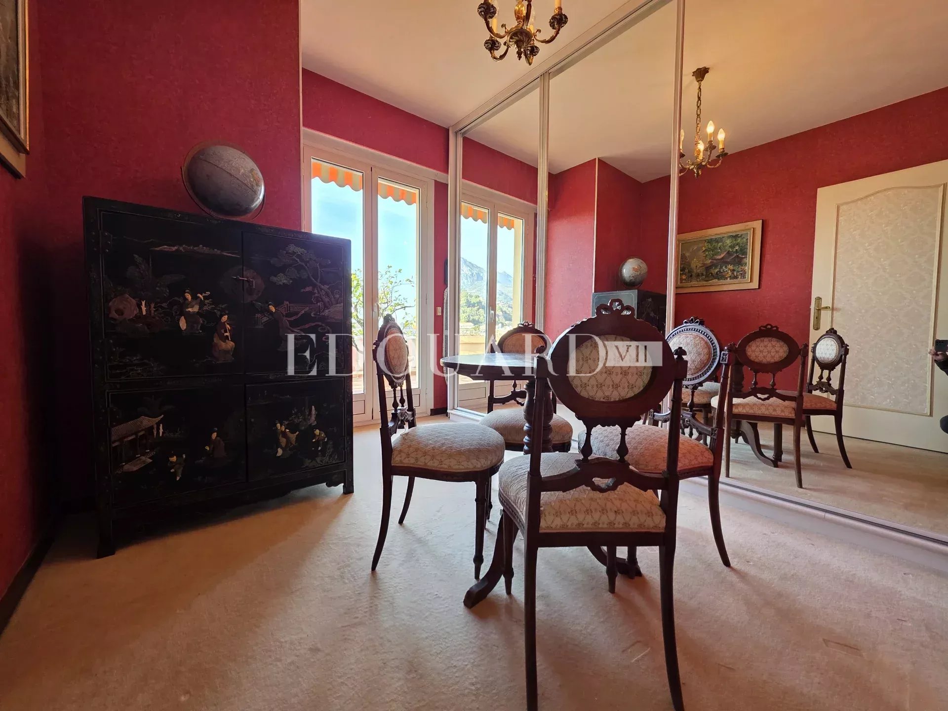 Cinq pièces en dernier étage avec vaste terrasse, belle vue mer et montagnes, cave et garage