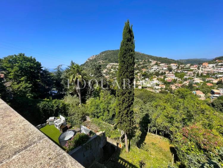 Proche du centre de La Turbie, à vendre maison de village de 180 m² à rénover, divisée en quatre appartements