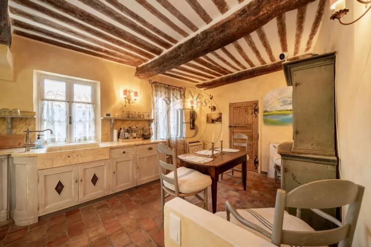 MOUGINS- MAISON DE VILLAGE- PROCHE DES COMMODITÉS
