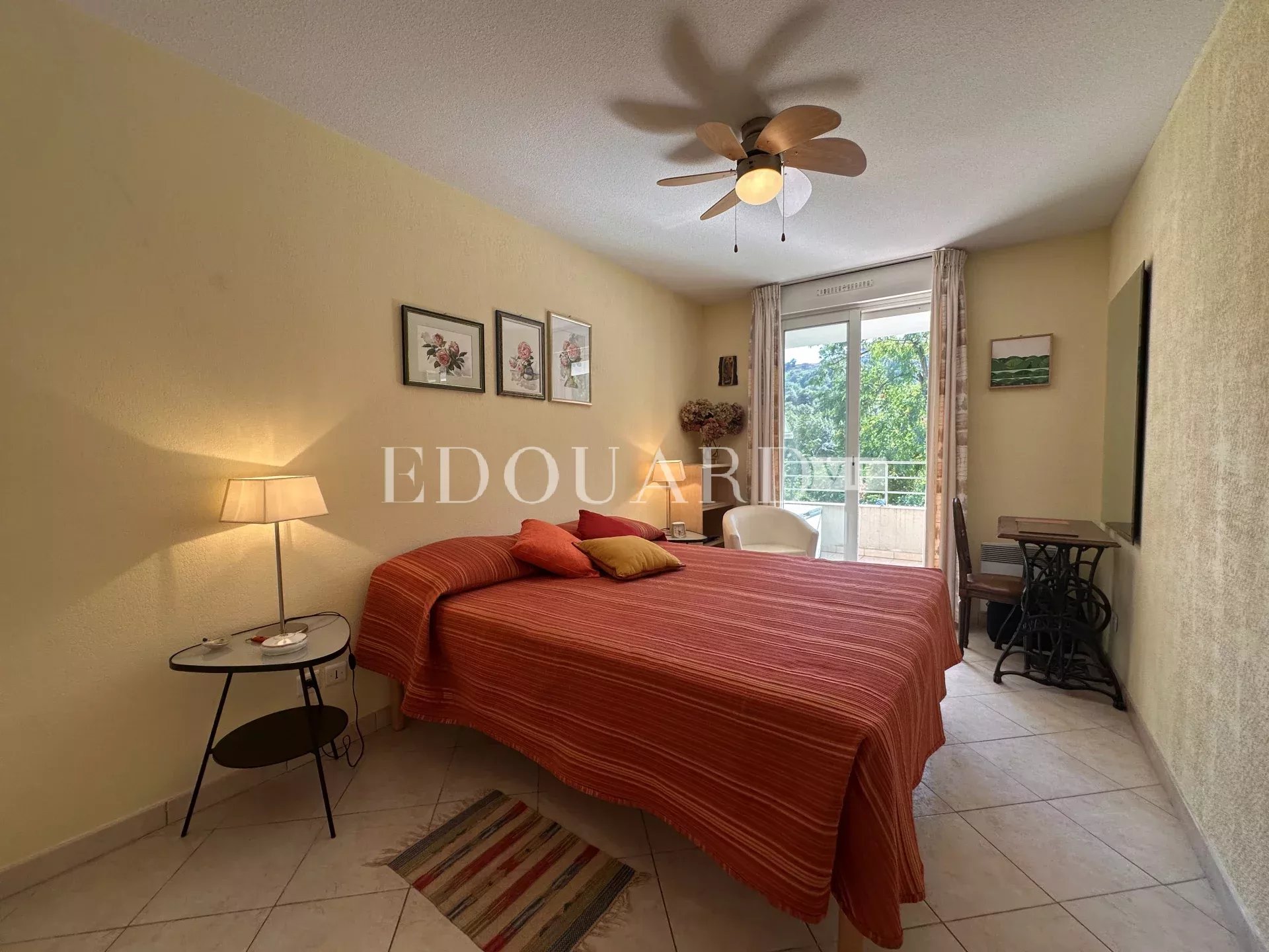 Grand deux pièces en excellent état avec belle terrasse et possibilité garage, exclusivité