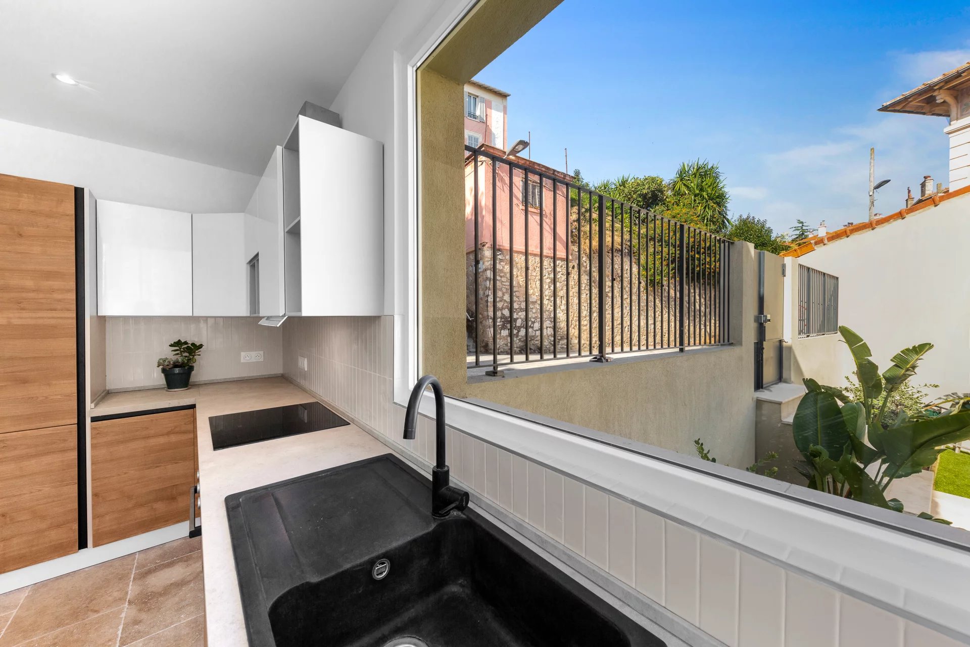 CANNES - PROCHE PALAIS – MAISON RÉNOVÉE - STUDIO INDÉPENDANT - PISCINE - STATIONNEMENTS