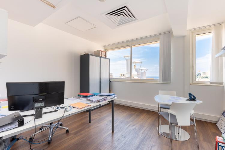 MAGNIFIQUE BUREAUX EN DUPLEX AVEC VUE MER