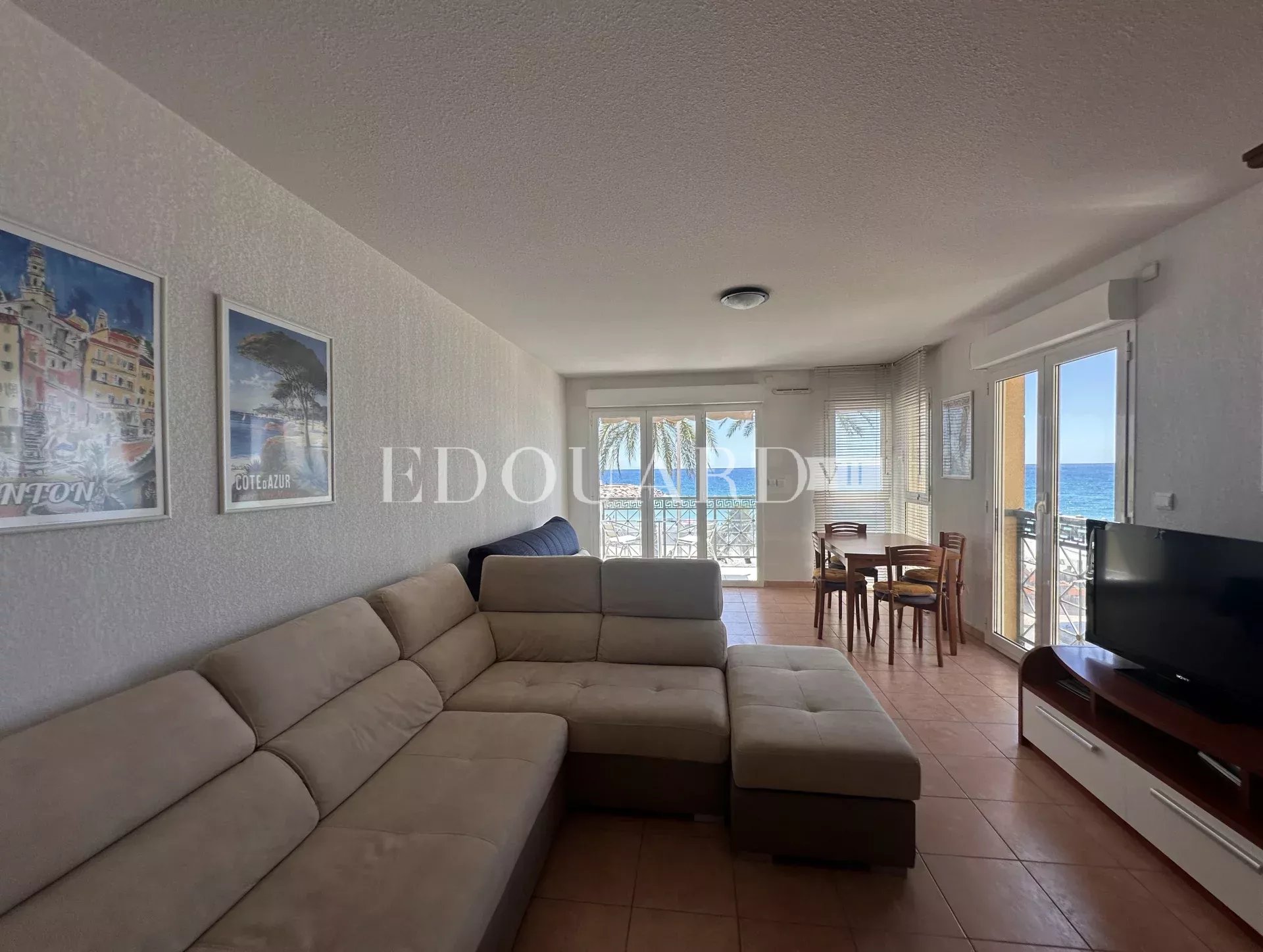 En exclusivité deux pièces à vendre avec terrasse et splendide vue mer, dans immeuble face aux plages
