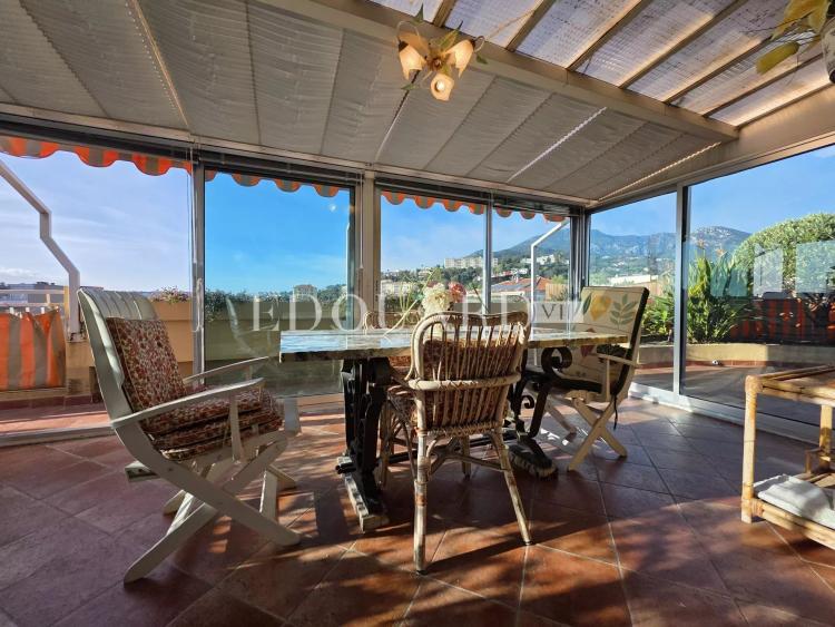 Cinq pièces en dernier étage avec vaste terrasse, belle vue mer et montagnes, cave et garage