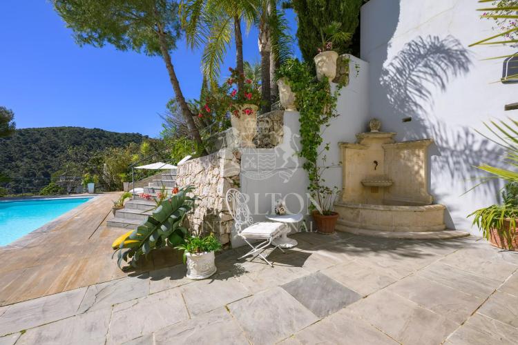 Villa contemporaine avec vue mer panoramique et grand terrain à Èze Bord de Mer
