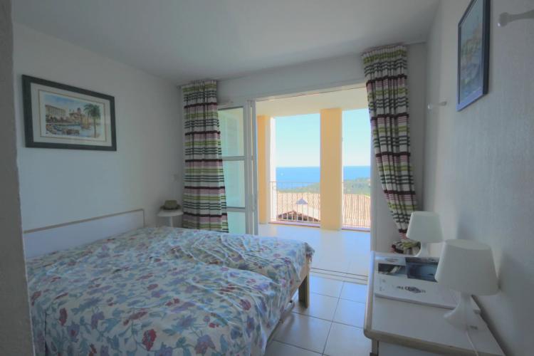 AGAY CAP ESTEREL BEAU 4 PIECES DUPLEX AVEC JARDIN ET VUE MER PANORAMIQUE. PARKING A PROXIMITE