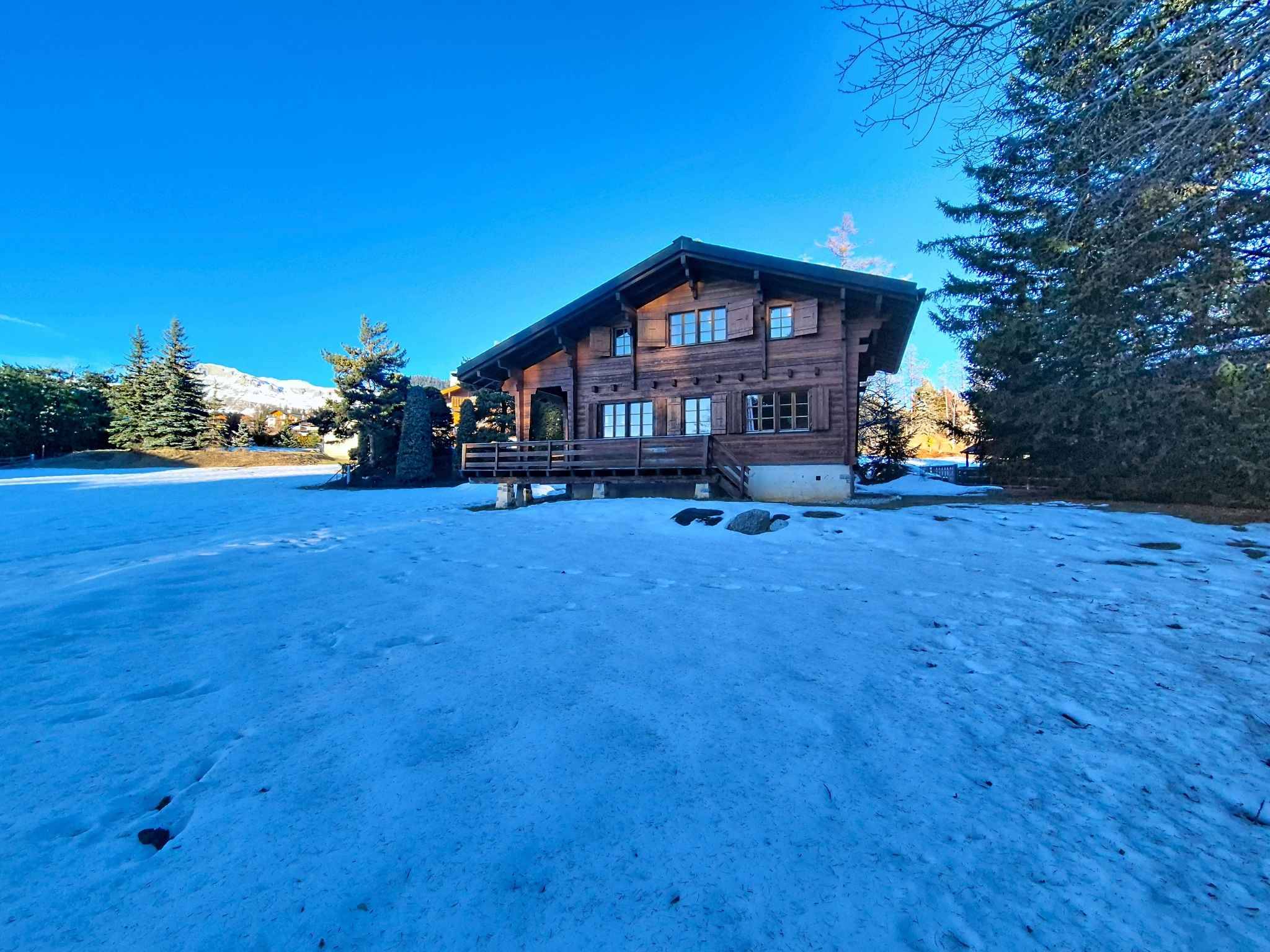 CHARMANT CHALET DE 7.5 PIÈCES AVEC POTENTIEL proche du centre de Crans