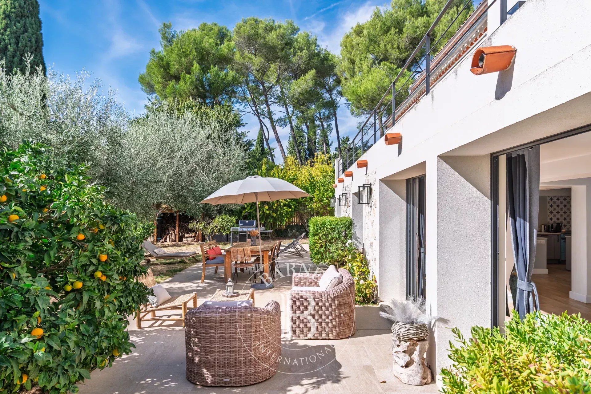 Roquefort-les-Pins - Villa de caractère avec maison d’amis et 3 appartements indépendants - 9 chambres