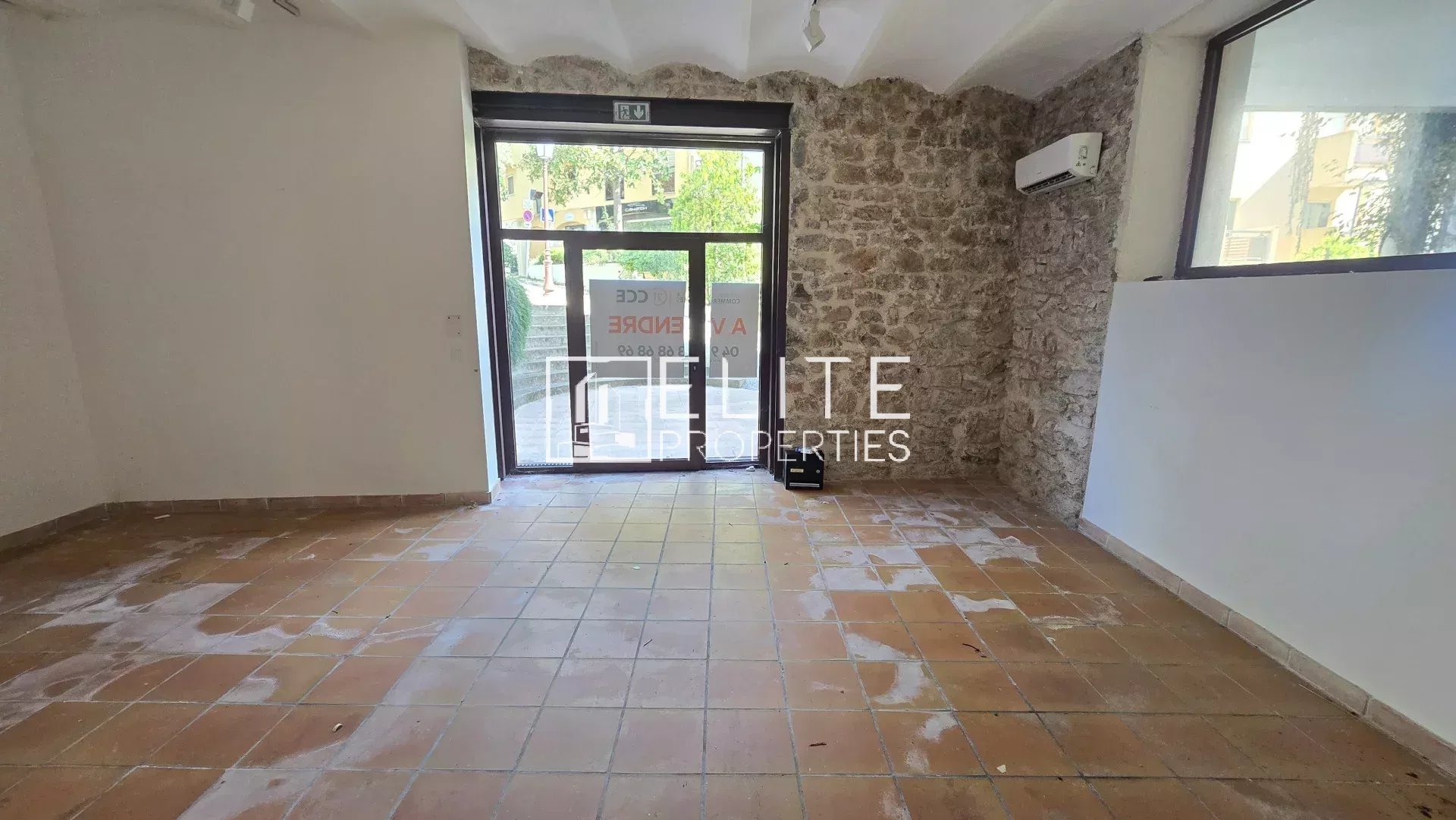 LOCAL COMMERCIAL 103 m² – TERRASSE PRIVATIVE – MOUGINS