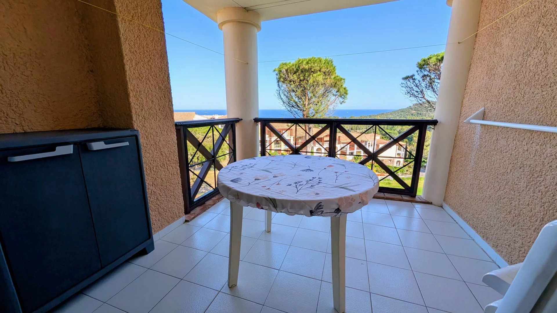 AGAY CAP ESTEREL 2 PIECES VUE MER; PARKING