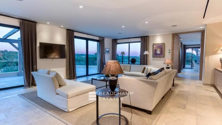 Propriété de luxe avec vue sur mer et à quelques minutes du centre ville de Saint-Tropez et des plages de Pampelonne