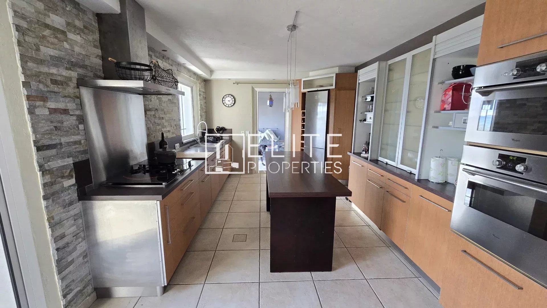 MAISON 6 PIÈCES 218 m² + PISCINE & GARAGE – TANNERON