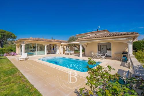 SAINT-RAPHAËL - VILLA DE STANDING DANS UN ENVIRONNEMENT PRÉSERVÉ