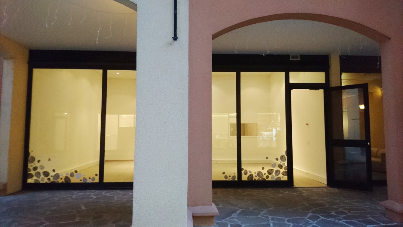 GRAND BUREAU AVEC VITRINE