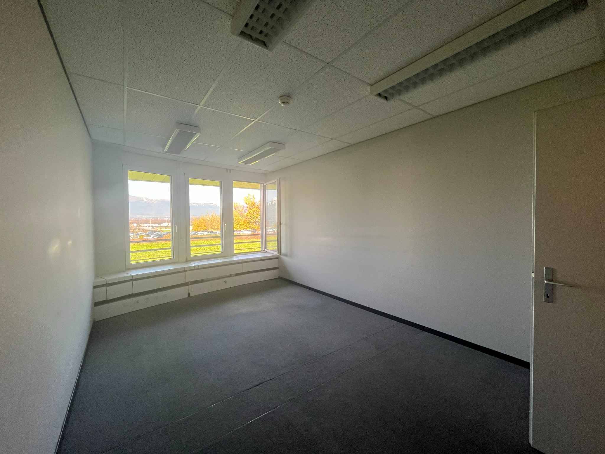 Bureaux de 240m2 lumineux à proximité de l'aéroport et de la Place des Nations 