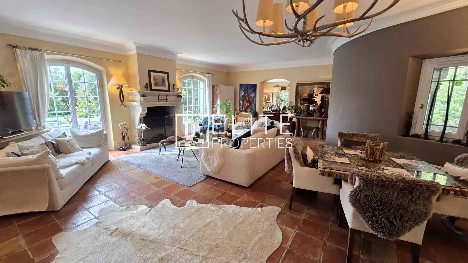 MAISON DE 260 m² – PISCINE CHAUFFÉE – ROQUEFORT-LES-PINS