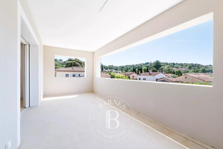 Grasse - Villa rénovée de 202 m2 au calme dans une impasse à proximité immédiate des commerces