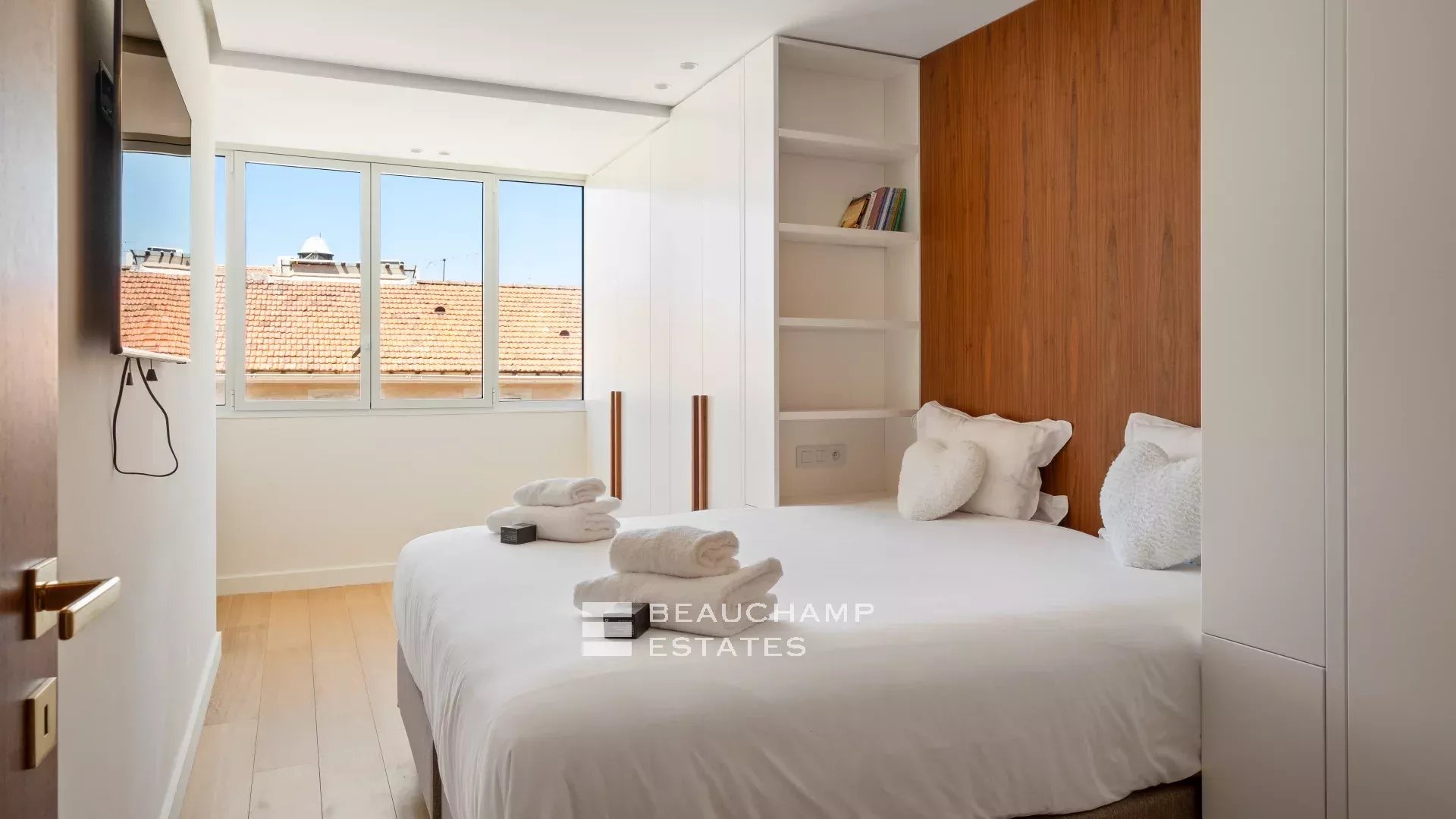 Vue mer & adresse d’exception – Appartement rénové, Cannes Croisette, 3 chambres, terrasse sur les jardins