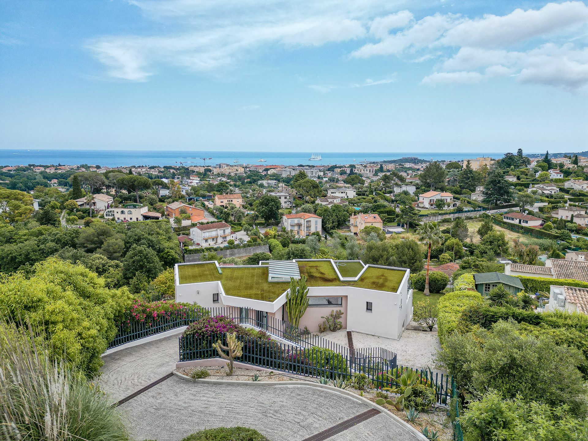 Villa moderne avec vue panoramique sur la mer dans domaine privé à Antibes
