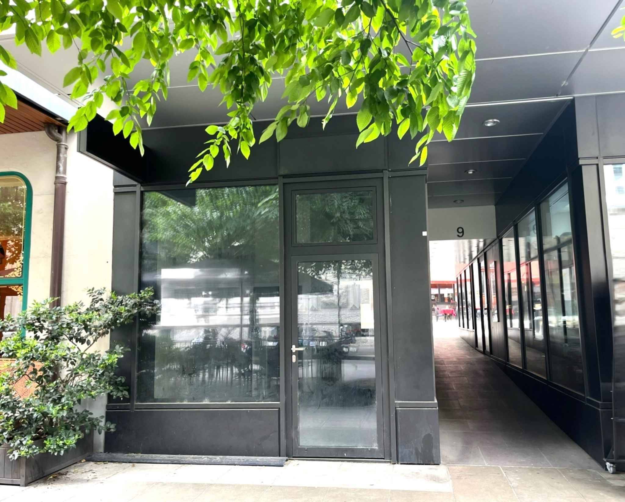 Emplacement stratégique : arcade de 100m² en plein cœur d’une zone passante