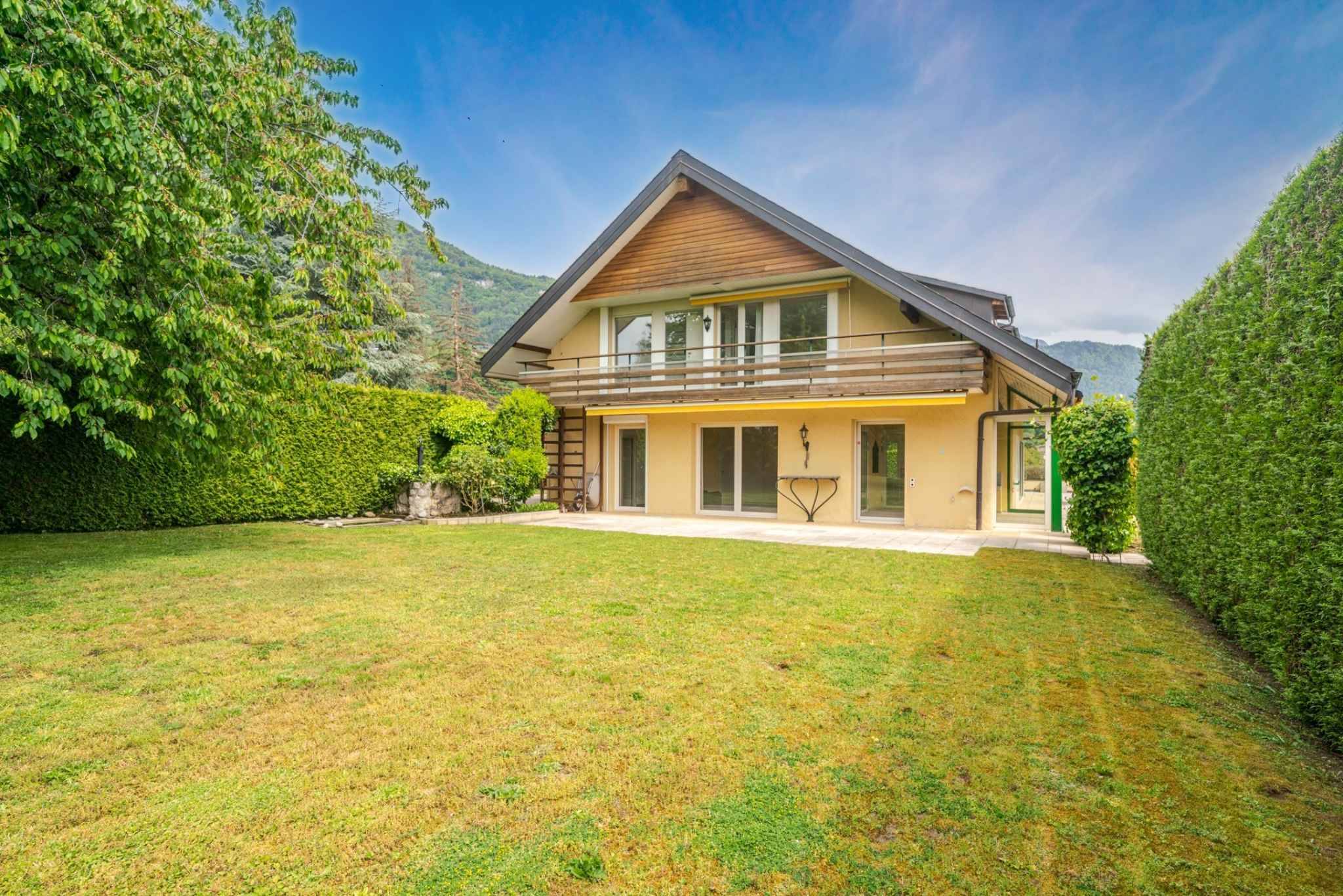 Villa familiale avec vue sur le lac, piscine intérieure et grand jardin