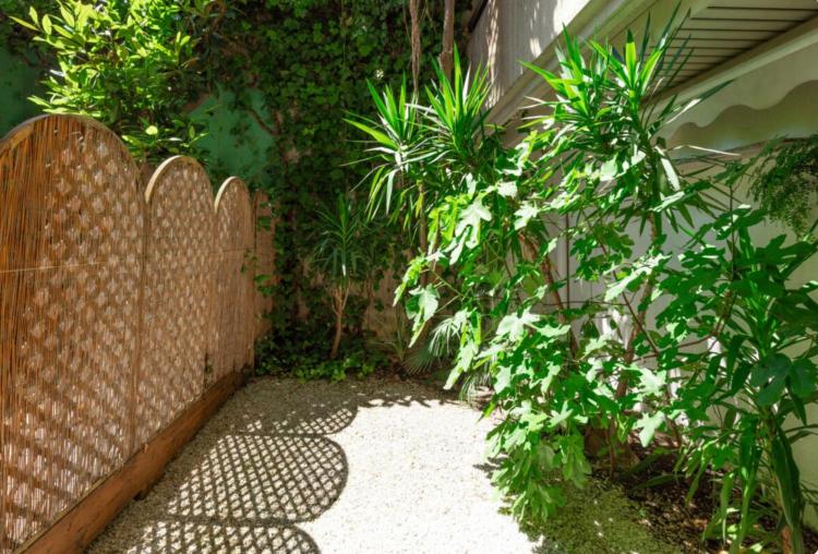 JARDIN EXOTIQUE : studio en location avec jardin privatif
