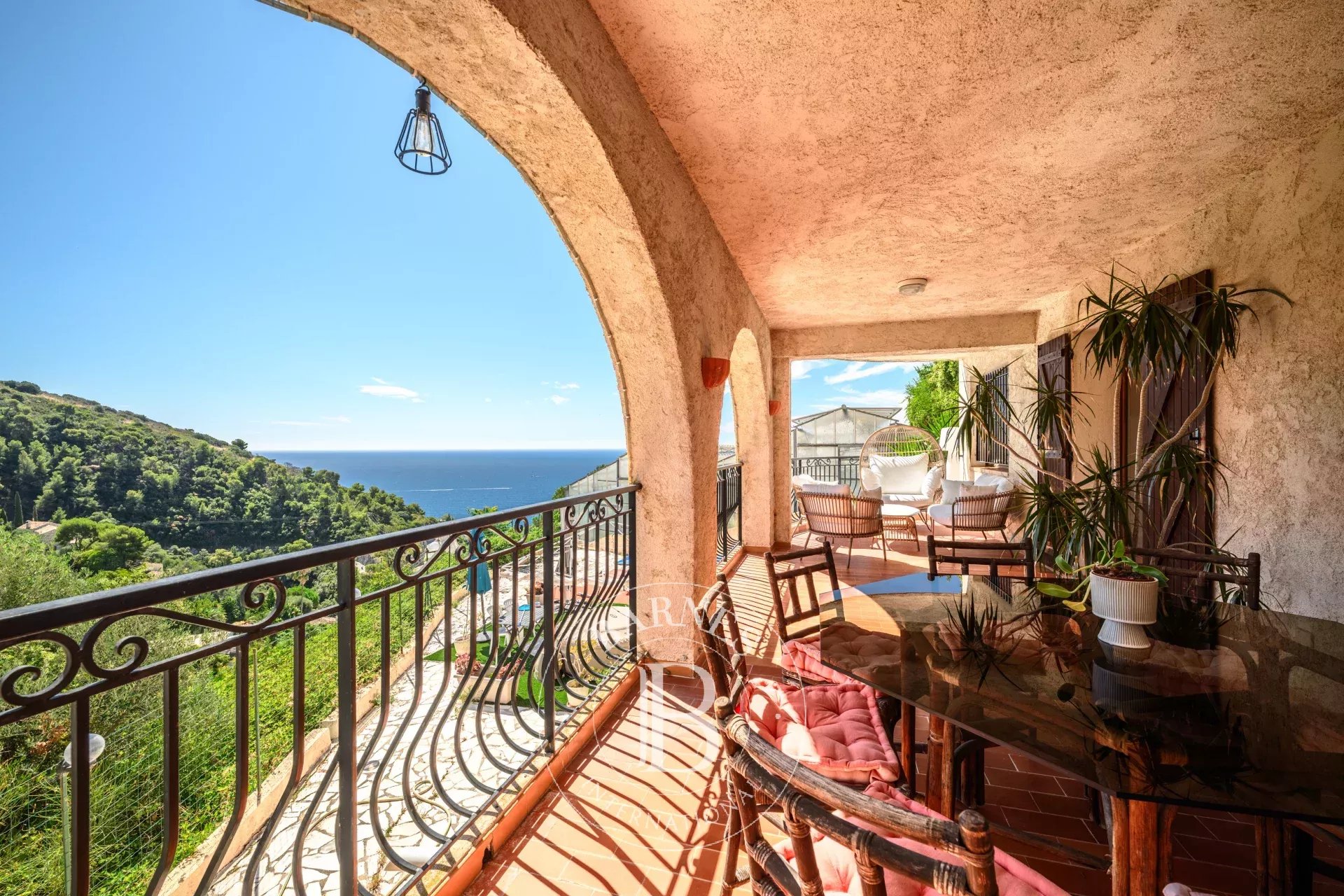 SAINT-LAURENT-D’ÈZE – ÉLÉGANT 4 PIÈCES AVEC VASTE TERRASSE ET VUE MER PANORAMIQUE