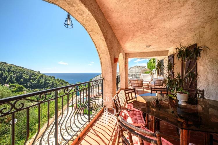 SAINT-LAURENT-D’ÈZE – ÉLÉGANT 4 PIÈCES AVEC VASTE TERRASSE ET VUE MER PANORAMIQUE