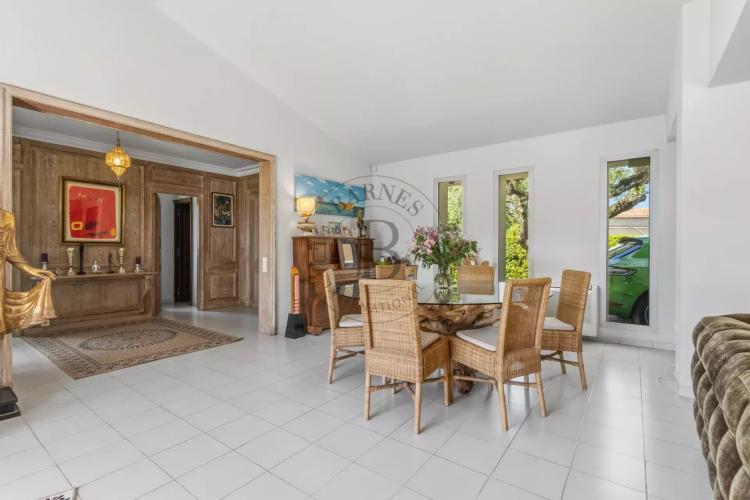 MOUGINS - VILLA AU CALME