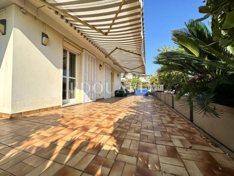Penthouse avec spectaculaire terrasse, belle vue panoramique jusqu'à la mer, possibilité garage