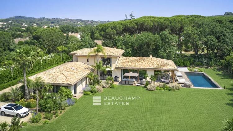 Villa contemporaine dans un domaine privé, à pieds du centre ville de Saint-Tropez et de la plage