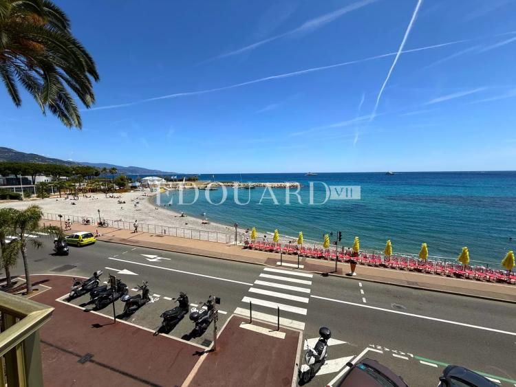 Sur la commune de Roquebrune Cap Martin, deux pièces face aux plages avec terrasse et magnifique vue mer