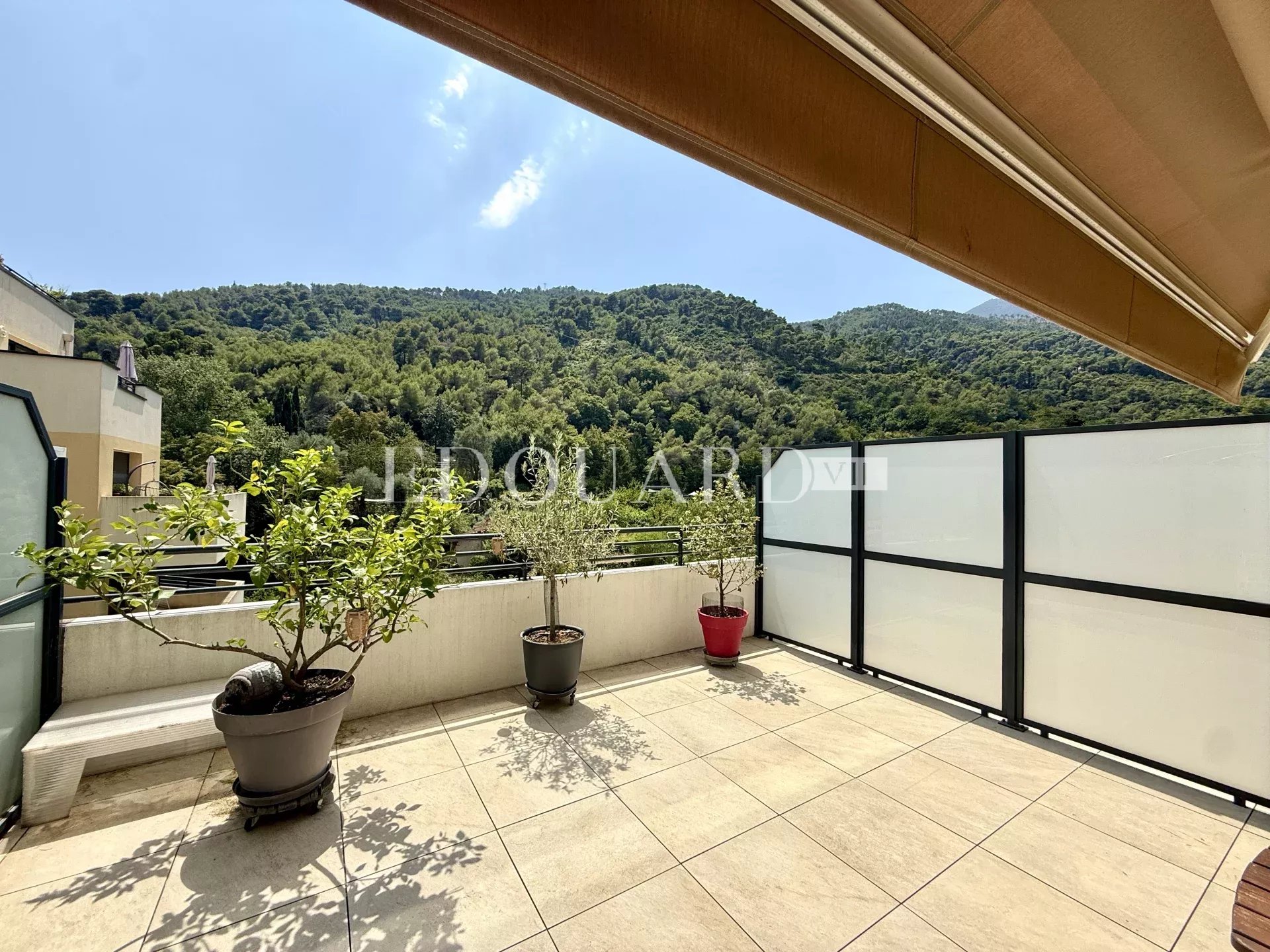 Bel trois pièces en excellent état dans résidence moderne avec piscine et performante sur le plan énergétique