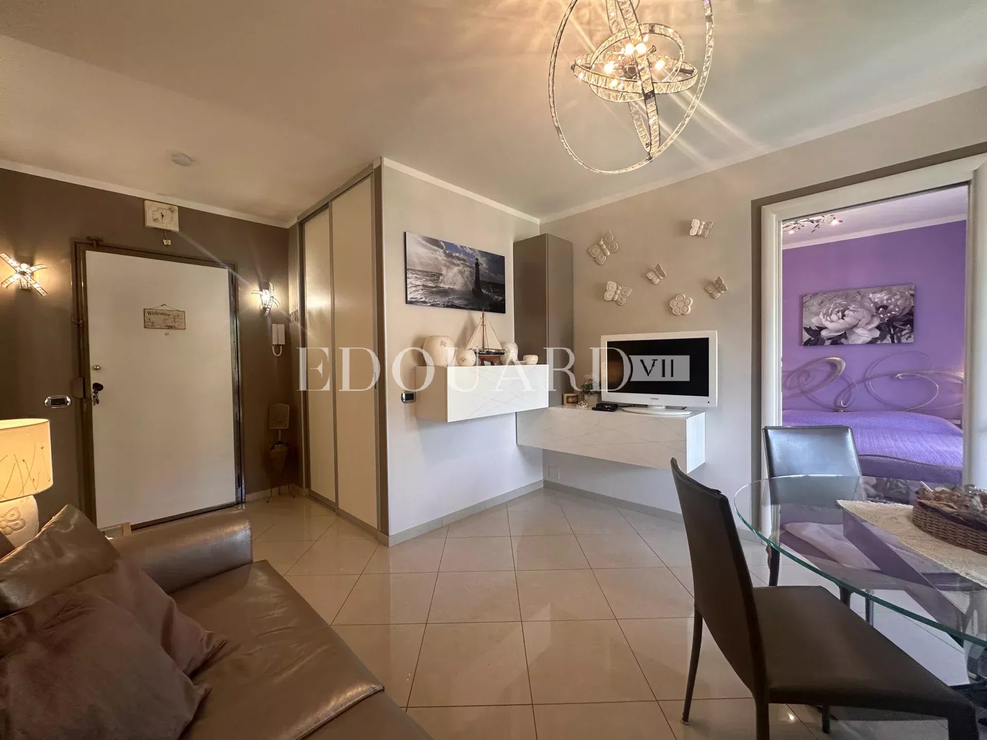 Deux pièces en excellent état avec terrasse et cave, au sixième étage d’un immeuble avec conciergerie, exclusivité