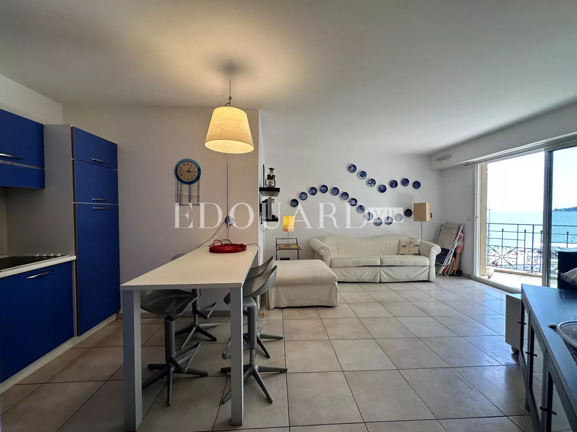 Deux pièces en bon état avec terrasse et belle vue mer, dans prestigieux immeuble face aux plages